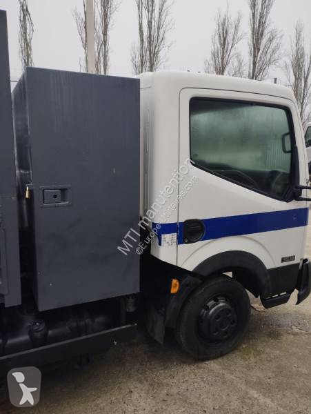Véhicule utilitaire Nissan