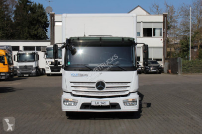 شاحنة عربة مقفلة Mercedes