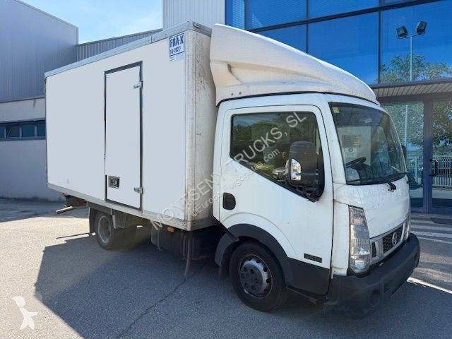 عربة نفعية Nissan