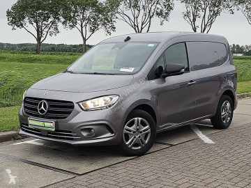 Лекотоварен фургон Mercedes