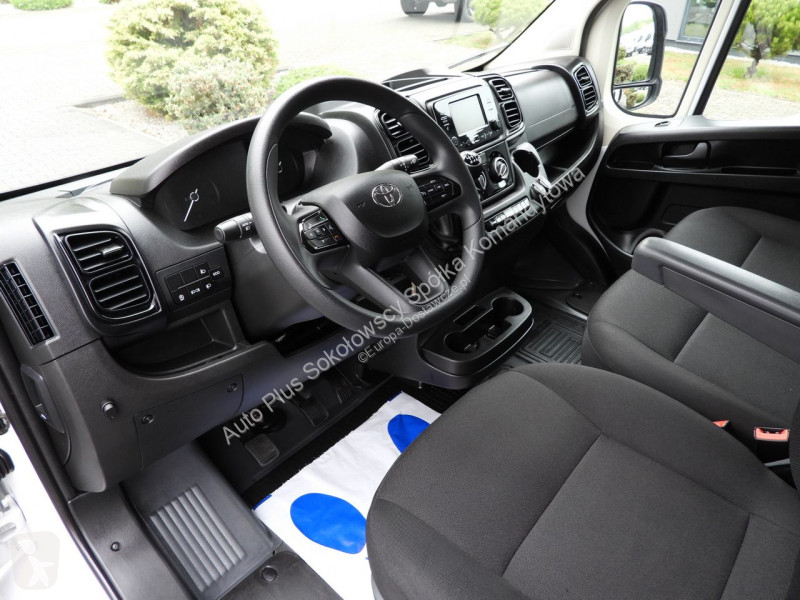 عربة نفعية Toyota MAX