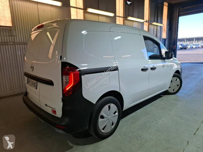 عربة نفعية Nissan