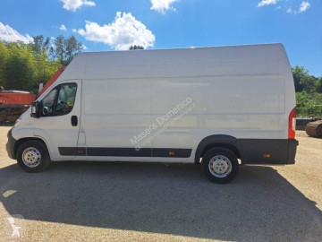 Krytý nákladní vůz se skříňovou karosérií dlouhý Fiat