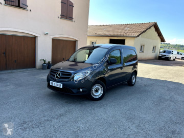 عربة نفعية مقفلة Mercedes