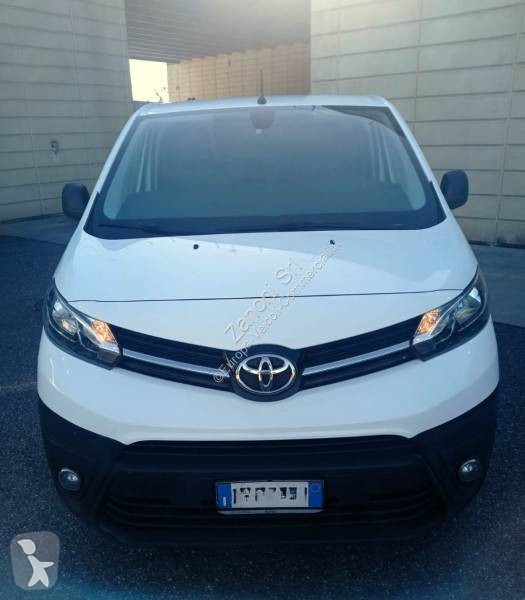 عربة نفعية Toyota