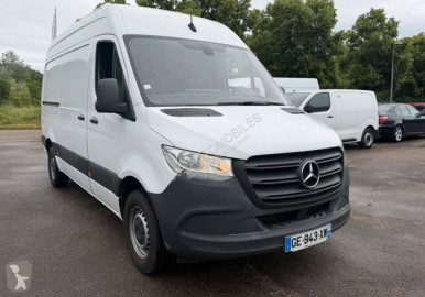 عربة نفعية مقفلة Mercedes