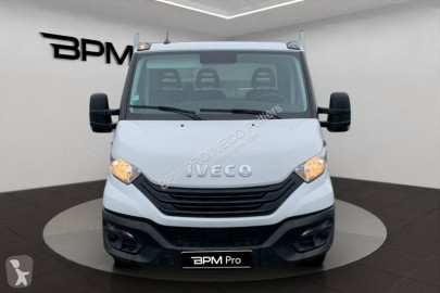 Utilitaire plateau ridelles Iveco