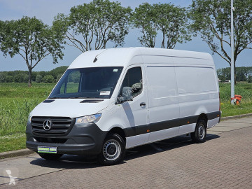 عربة نفعية مقفلة Mercedes