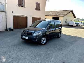 عربة نفعية مقفلة Mercedes