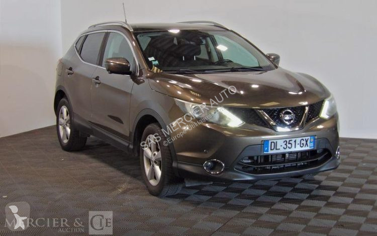 عربة نفعية Nissan