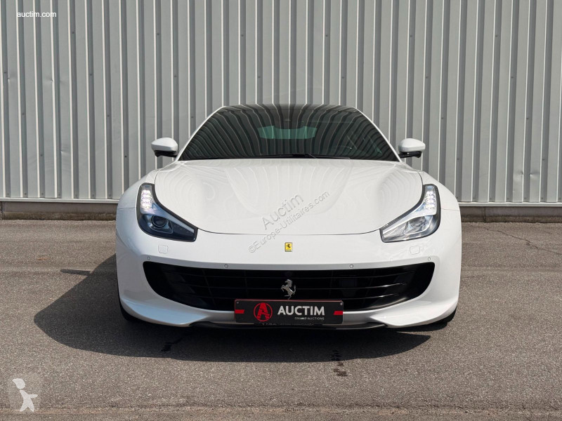 Samochód dostawczy Ferrari gtc 4
