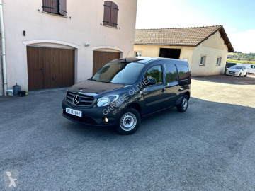 عربة نفعية مقفلة Mercedes