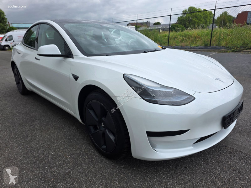 Samochód dostawczy Tesla model 3