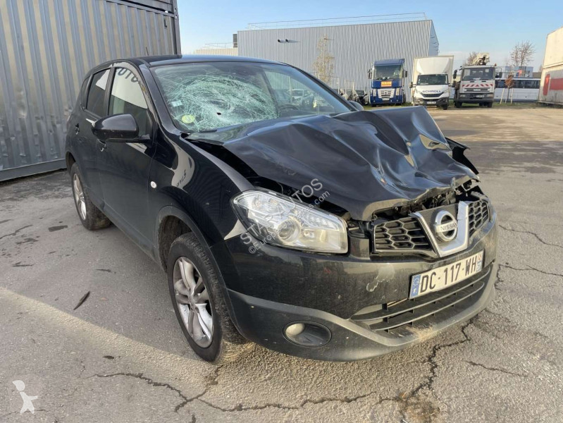عربة نفعية Nissan