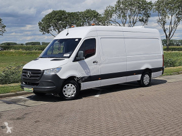 عربة نفعية مقفلة Mercedes