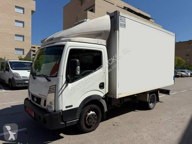 عربة نفعية Nissan