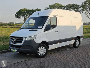 عربة نفعية مقفلة Mercedes