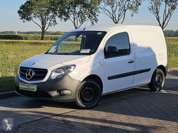 عربة نفعية مقفلة Mercedes