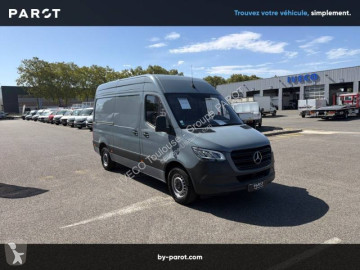 Fourgon moyen Mercedes