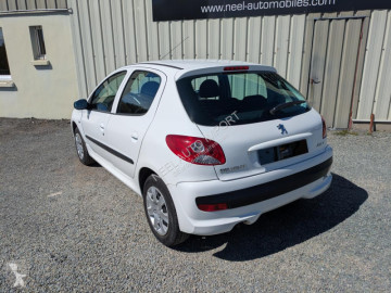 Voiture berline Peugeot