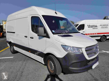 Fourgon moyen Mercedes