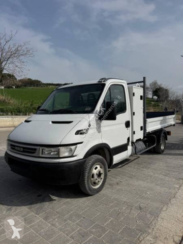 Krytý nákladní vůz se skříňovou karosérií střední Iveco