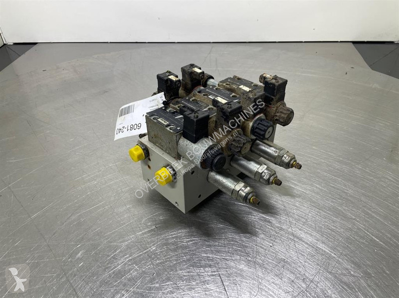 Véhicule utilitaire Parker D1FBE01HC0NMW011X944...