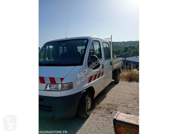 Utilitaire plateau ridelles