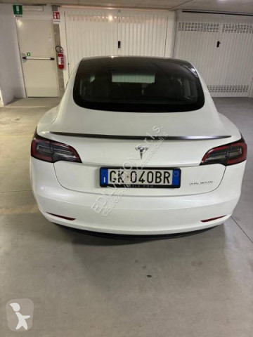 Voiture berline Tesla