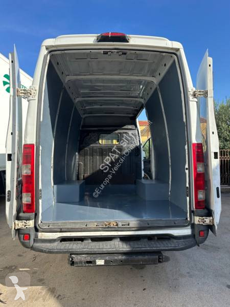 Véhicule utilitaire Iveco 35C13