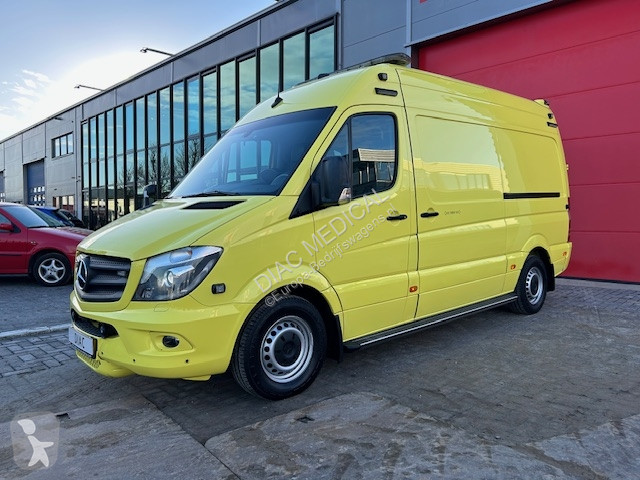 Véhicule utilitaire Mercedes L2H2 Ambulance...