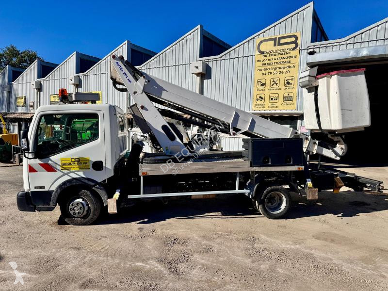 Véhicule utilitaire Nissan Camion nacelle 20m...
