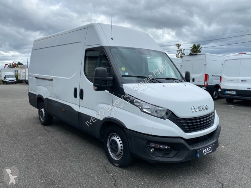 Véhicule utilitaire Iveco 35S14 V12