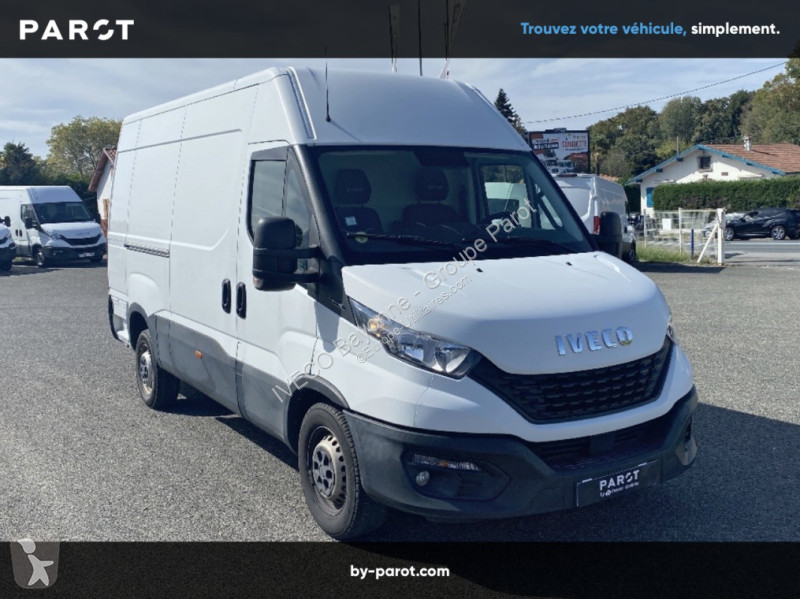 Véhicule utilitaire Iveco 35S16 V12