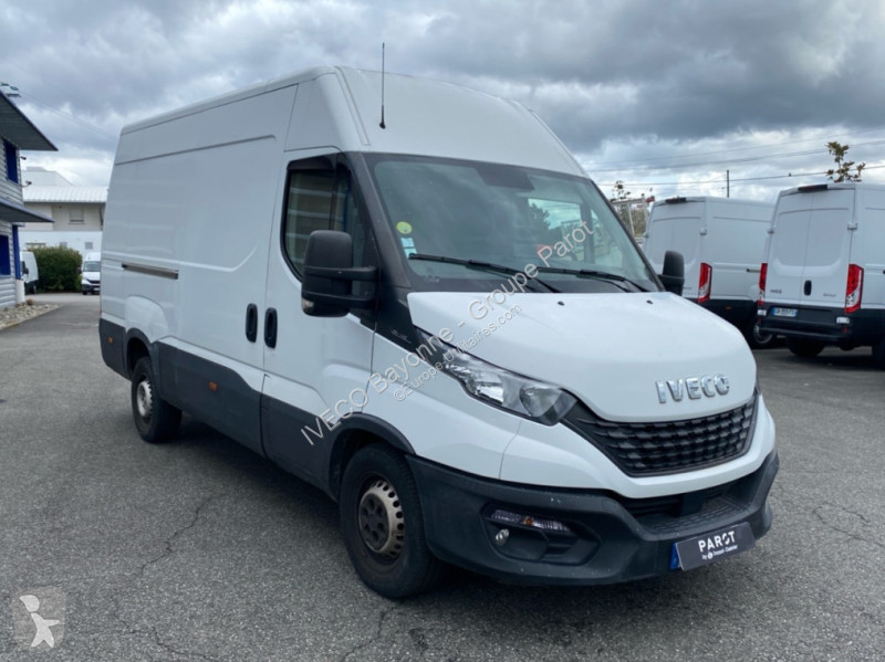 Véhicule utilitaire Iveco 35S14 SV12