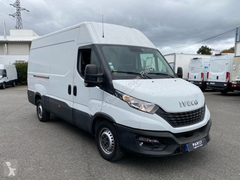 Véhicule utilitaire Iveco 35S14 V12