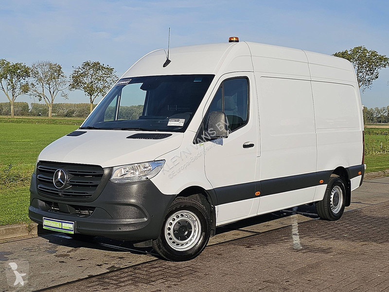 Véhicule utilitaire Mercedes 317 L2H2 RWD...