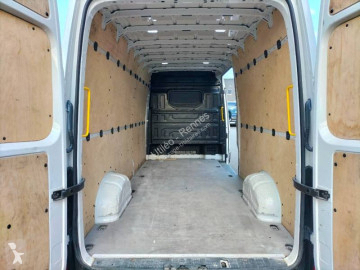 Krytý nákladní vůz se skříňovou karosérií dlouhý Volkswagen
