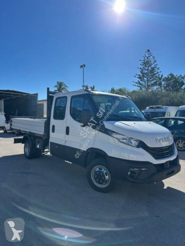 Con volquete trilateral Iveco nueva