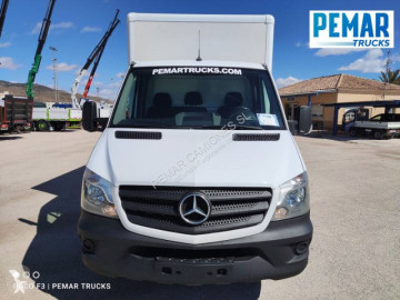 عربة نفعية مقفلة Mercedes