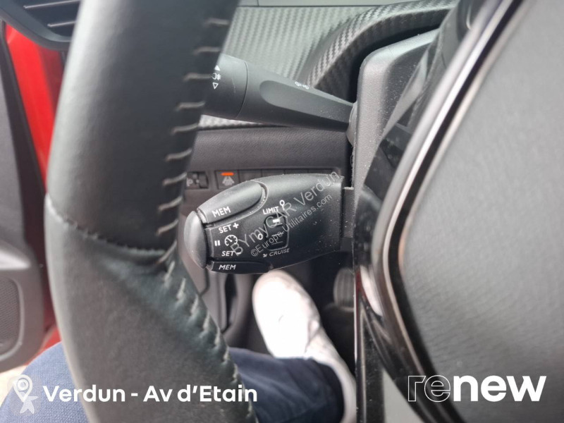 Véhicule utilitaire Peugeot 208 PureTech 100...