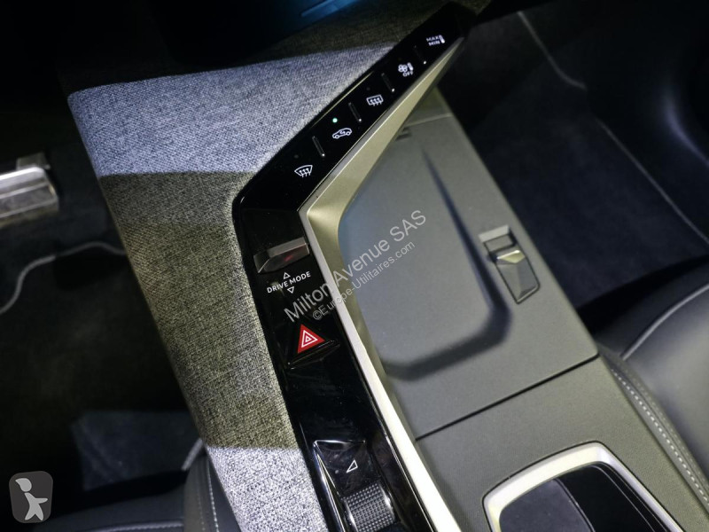 Véhicule utilitaire Peugeot 3008 1.2i Hybrid...