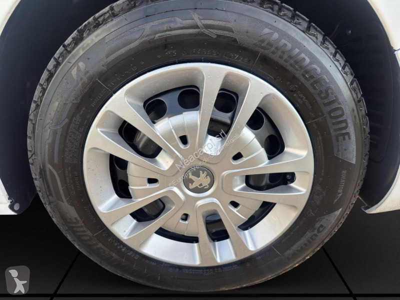 عربة نفعية Peugeot Traveller
