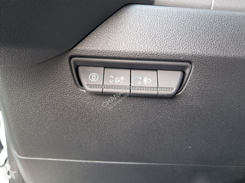 Véhicule utilitaire Nissan 3T5 2L 150...