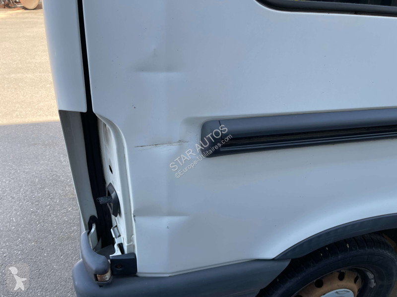 عربة نفعية Nissan