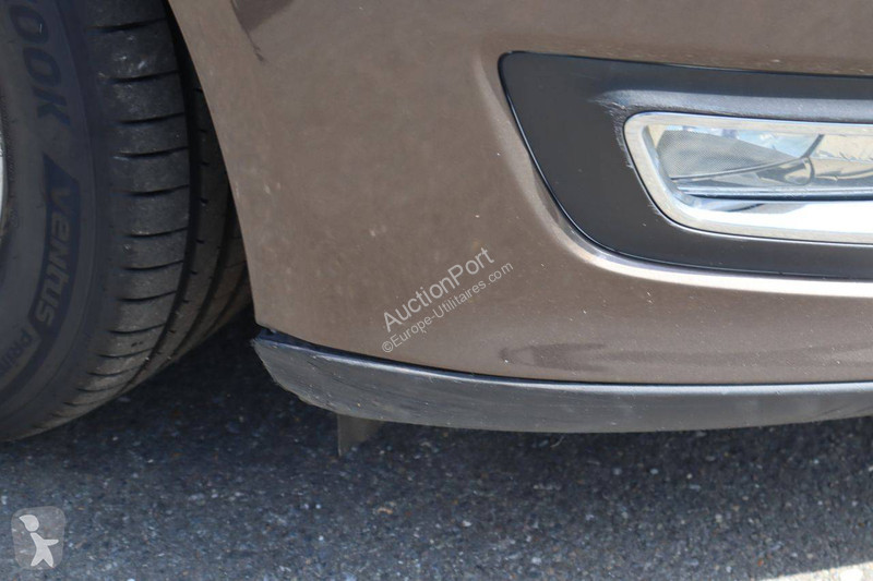 Véhicule utilitaire Ford Grand