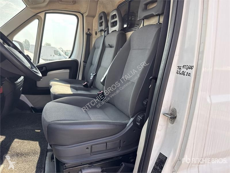 Комерційні автомобілі Peugeot Cargo Van
