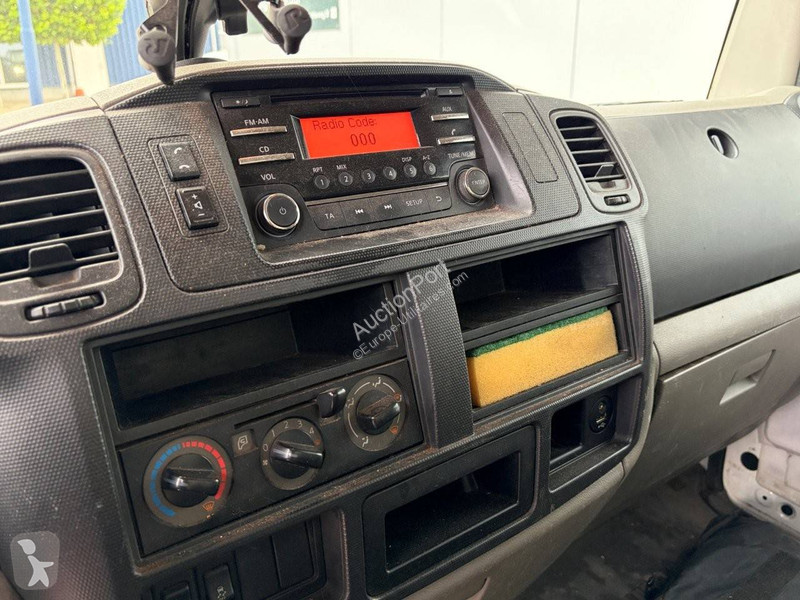 Nissan  NT400- 35.12 2.5 dCi 250 van