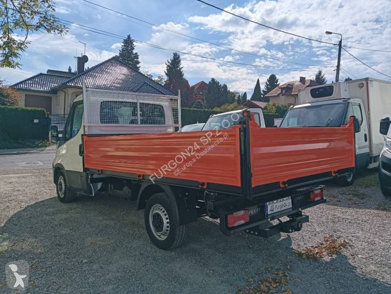 Véhicule utilitaire Iveco 33S12