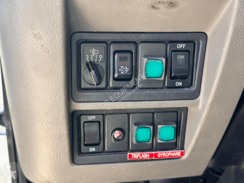 Véhicule utilitaire Nissan Camion nacelle 20m...